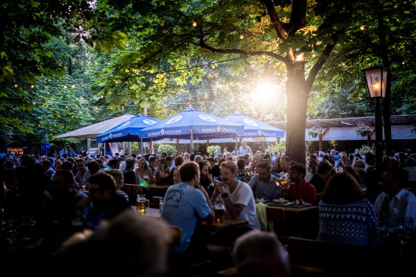 biergarten-hofbraeukeller-bier-mass-trinken-freunde-sommer-sonne