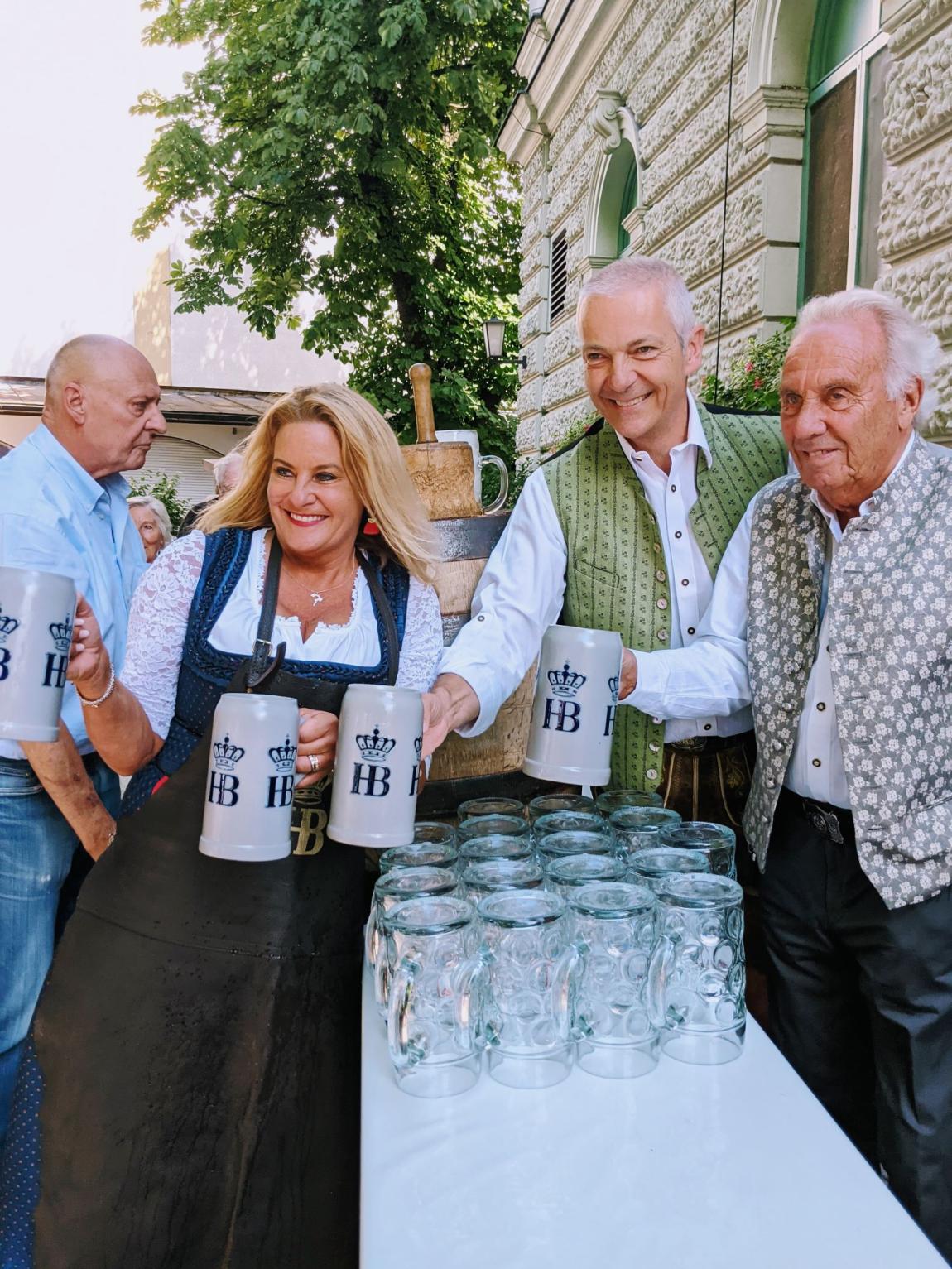 hofbraeukeller-wiener-platz-sommerfest-familie-steinberg-party-feiern-sommer-sonne-bier-biergarten