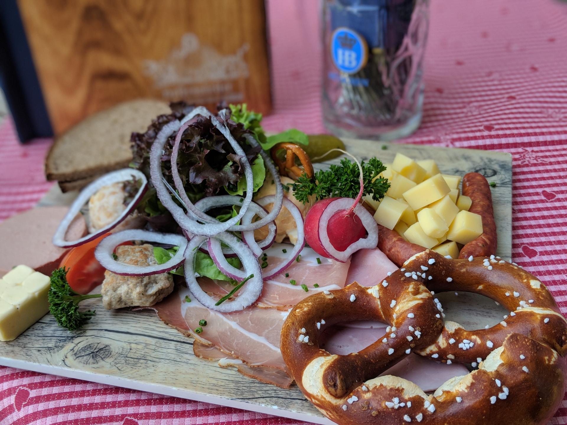 ausgezeichnete-bayerische-küche-biergarten-restaurant-essen-speisekarte